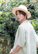 「高橋文哉 ファースト写真集『架け橋』」より。