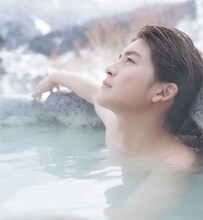 「高橋文哉 ファースト写真集『架け橋』」より。