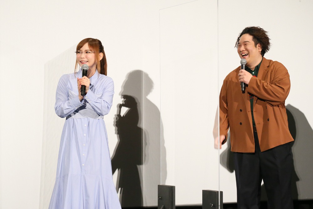 中川翔子（左）と岡崎体育（右）。
