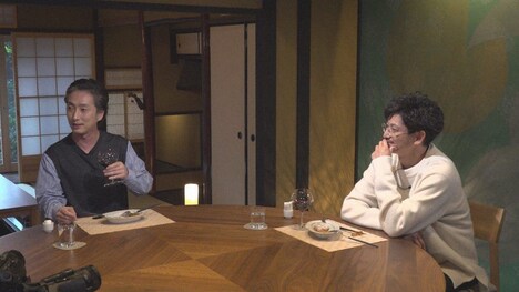 「あてなよる」より、中村七之助（左）と永山瑛太（右）。