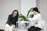 左から今泉力哉、Aマッソ加納。