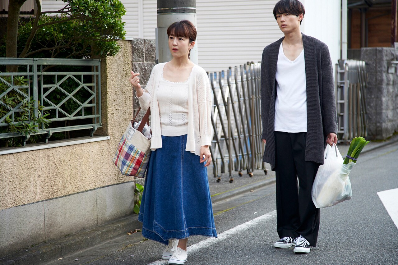 ネギを持った松村北斗、相田翔子演じる母との「ライアー×ライアー」親子ショット解禁