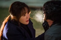 「謗法～運命を変える方法～」より、オム・ジウォン演じるイム・ジニ（左）。