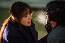 「謗法～運命を変える方法～」より、オム・ジウォン演じるイム・ジニ（左）。