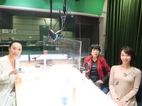 河瀬直美（左）とコシノジュンコ（右奥）、出水麻衣（右手前）。