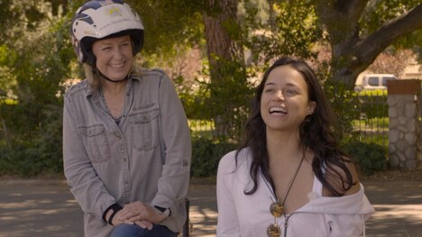 左からデビー・エヴァンス、ミシェル・ロドリゲス。