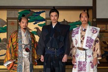 左から染谷将太演じる織田信長、長谷川博己演じる明智光秀、佐々木蔵之介演じる羽柴秀吉。