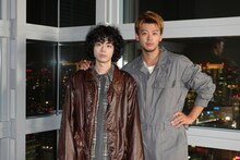 左から菅田将暉、竹内涼真。