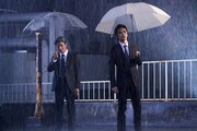 左から木村拓哉演じる風間公親、北村匠海演じる遠野章宏。