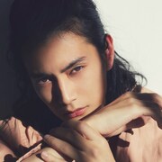 渡邊圭祐の2021年度カレンダー発売、ロングヘアから一新した姿を収録