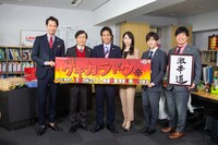 左から前川泰之、平田満、桐山照史、泉里香、中村嶺亜、森田甘路。