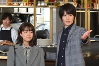 左から上白石萌音演じる鈴木奈未、犬飼貴丈演じる日置健也。