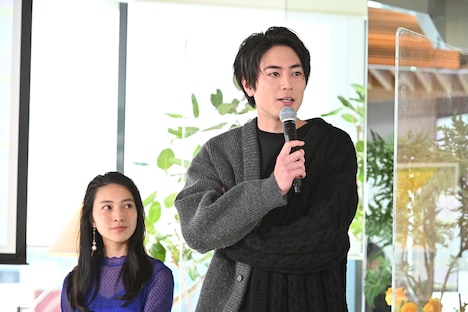 間宮祥太朗（手前）と久保田紗友（奥）。