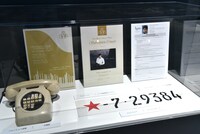 「愛の不時着展」の様子。