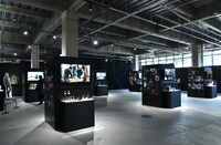 「愛の不時着展」の様子。