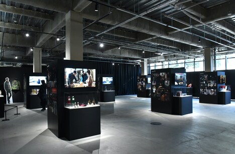 「愛の不時着展」の様子。