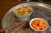 「愛の不時着展」の様子。