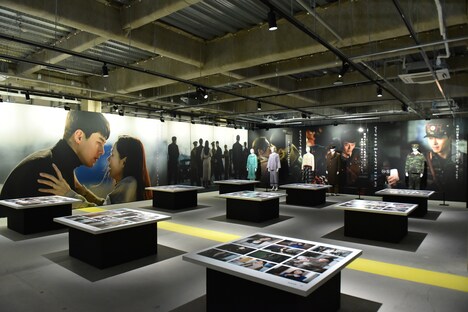 「愛の不時着展」の様子。