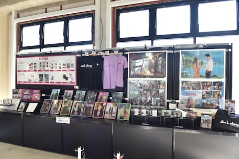 「愛の不時着展」グッズ売り場の様子。