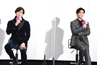 左から新田真剣佑、岩田剛典。