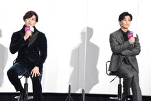 左から新田真剣佑、岩田剛典。