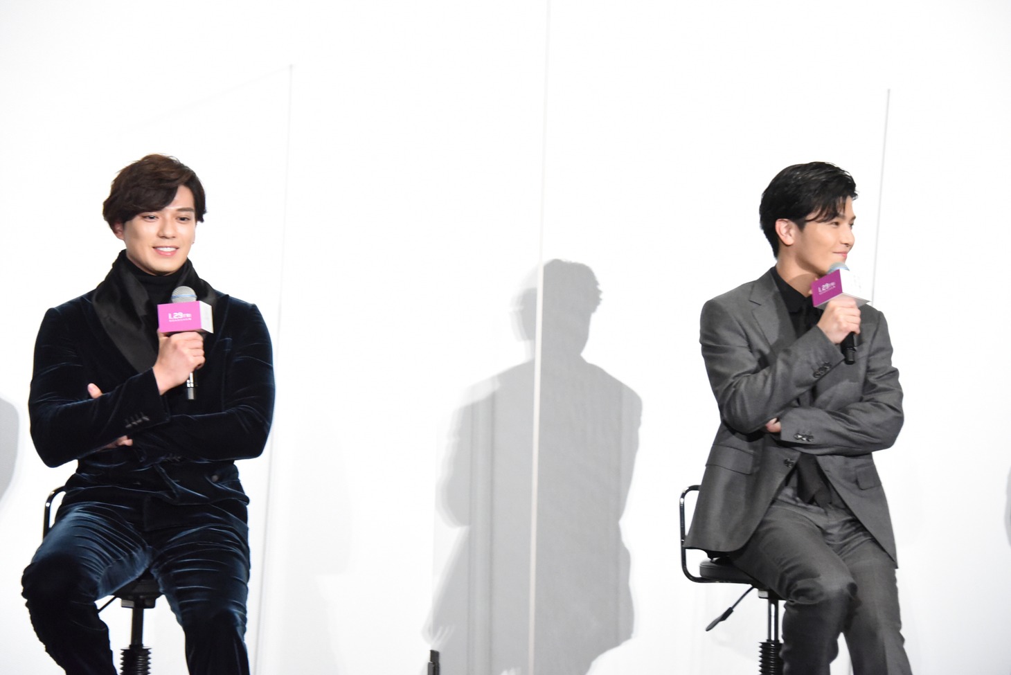左から新田真剣佑、岩田剛典。