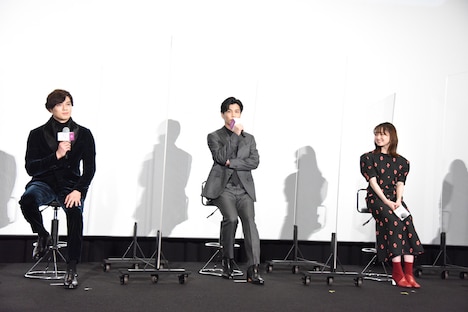 左から新田真剣佑、岩田剛典、山田杏奈。