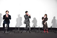 サプライズで誕生日を祝われる山田杏奈（右）。