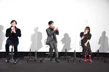 サプライズで誕生日を祝われる山田杏奈（右）。