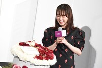 サプライズで誕生日を祝われた山田杏奈。