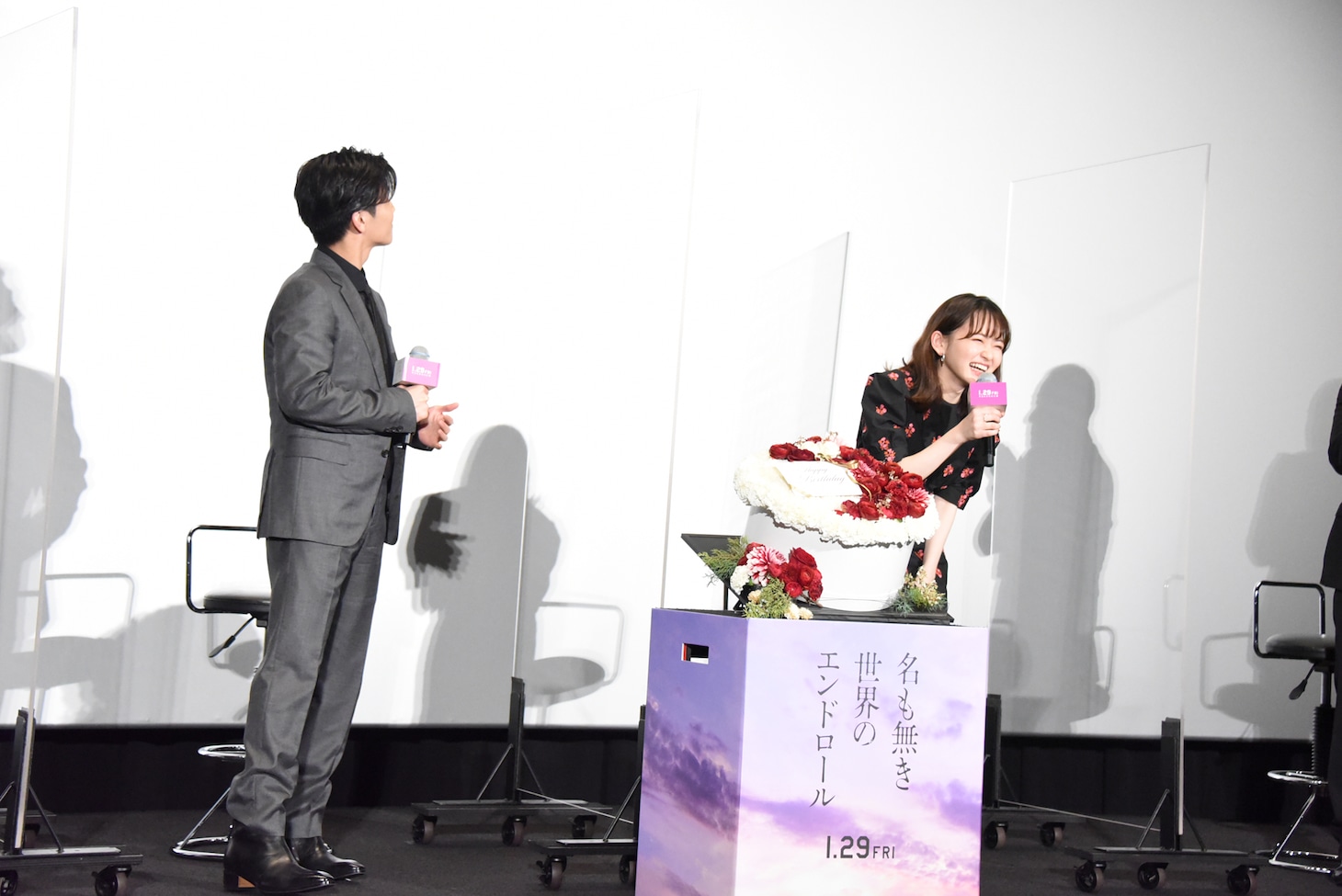 サプライズで誕生日を祝われた山田杏奈（右）。