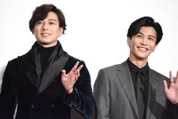 左から新田真剣佑、岩田剛典。