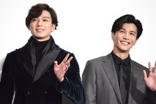 左から新田真剣佑、岩田剛典。