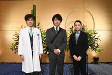 左から甲本雅裕、上川隆也、栗山千明。