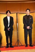 左から志尊淳、岡田将生。