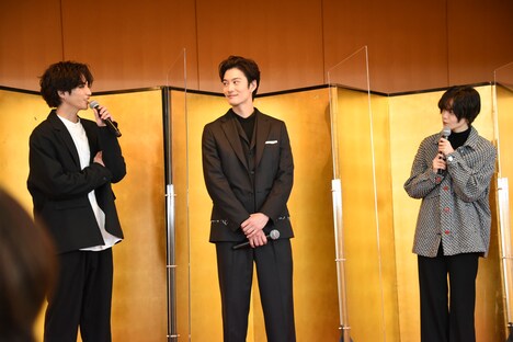 左から志尊淳、岡田将生、平手友梨奈。