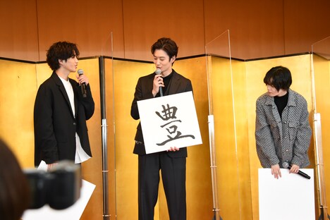 「達筆な岡田くんは最後に発表すべきだった」と笑う志尊淳（左）。