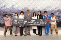 「君と世界が終わる日に」リモート記者会見の様子。左2番目から飯豊まりえ、滝藤賢一、竹内涼真、中条あやみ、笠松将、キム・ジェヒョン。