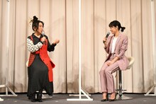 左から室井滋、井上真央。