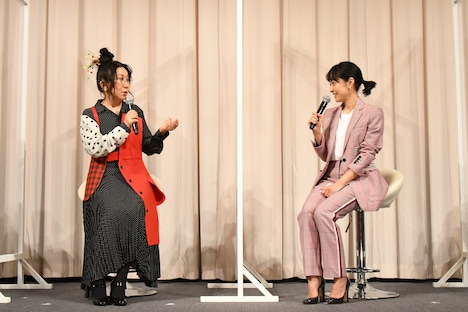 左から室井滋、井上真央。