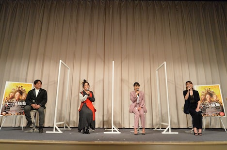 左から本木克英、室井滋、井上真央、鈴木砂羽。