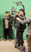 セグウェイに乗る谷垣健治。