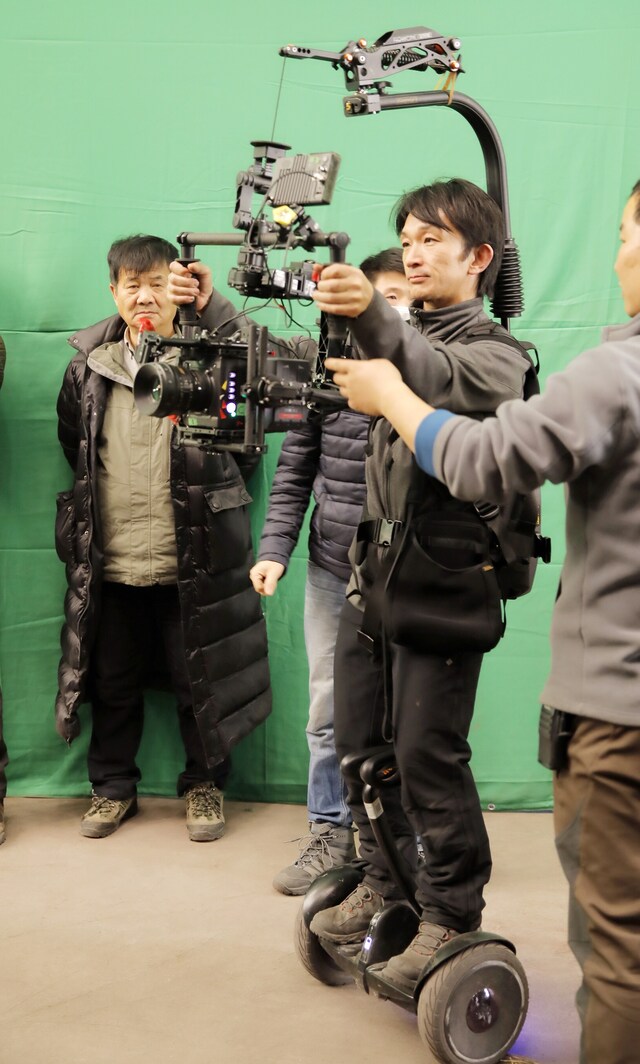 セグウェイに乗る谷垣健治。