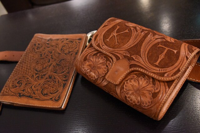 谷垣健治の台本ケース（左）とウエストバッグ（右）。