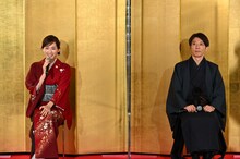 左から綾瀬はるか、高橋一生。