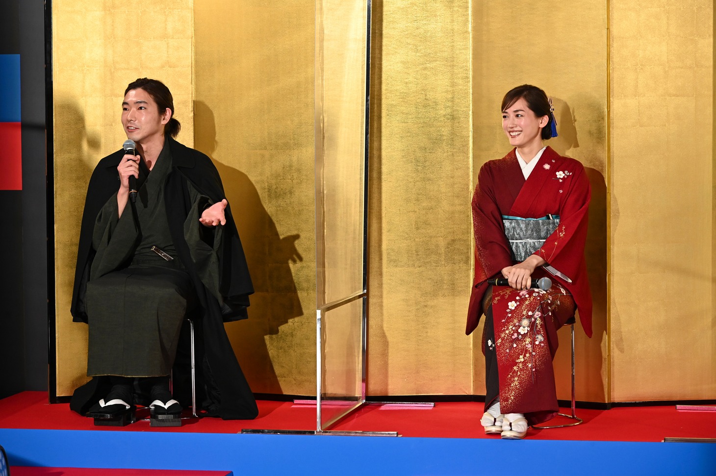 左から柄本佑、綾瀬はるか。