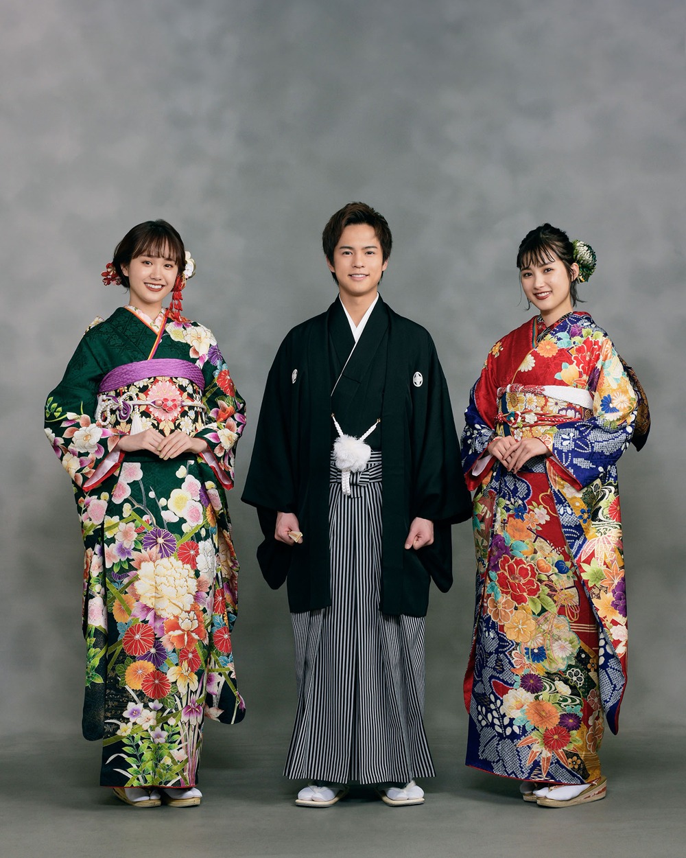 左から尾碕真花、奥野壮、井頭愛海。