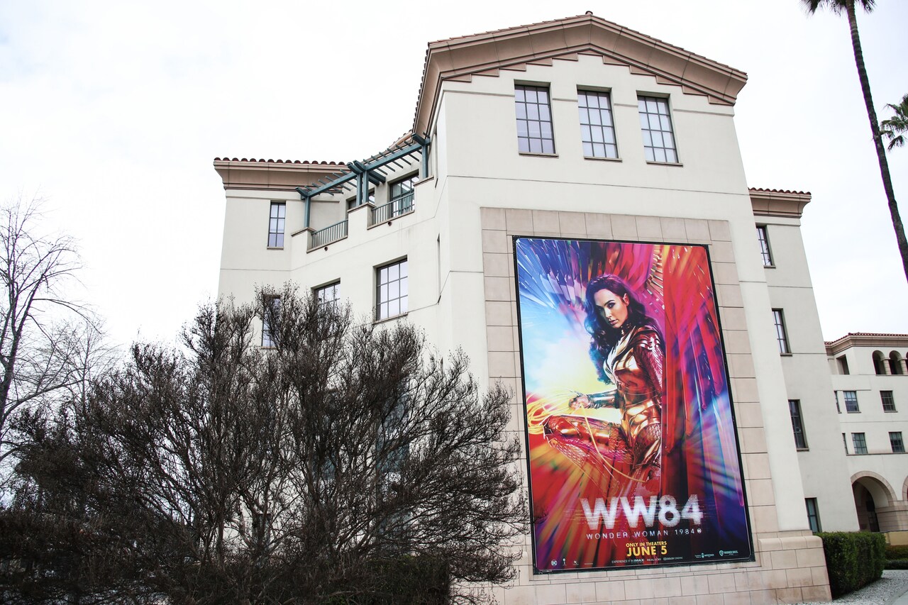 2020年3月、新型コロナウイルス感染拡大を受けて一時的に閉鎖された米カリフォルニア・バーバンクのワーナー・ブラザース本社。（写真提供：Image Press Agency / Sipa USA / Newscom / ゼータ イメージ）