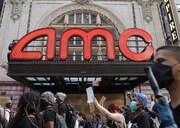 2020年6月にジョージ・フロイドの死を巡る抗議デモが米マンハッタンのAMCシアターズ前を行進する様子。（写真提供：JOHN ANGELILLO / UPI / Newscom / ゼータ イメージ）