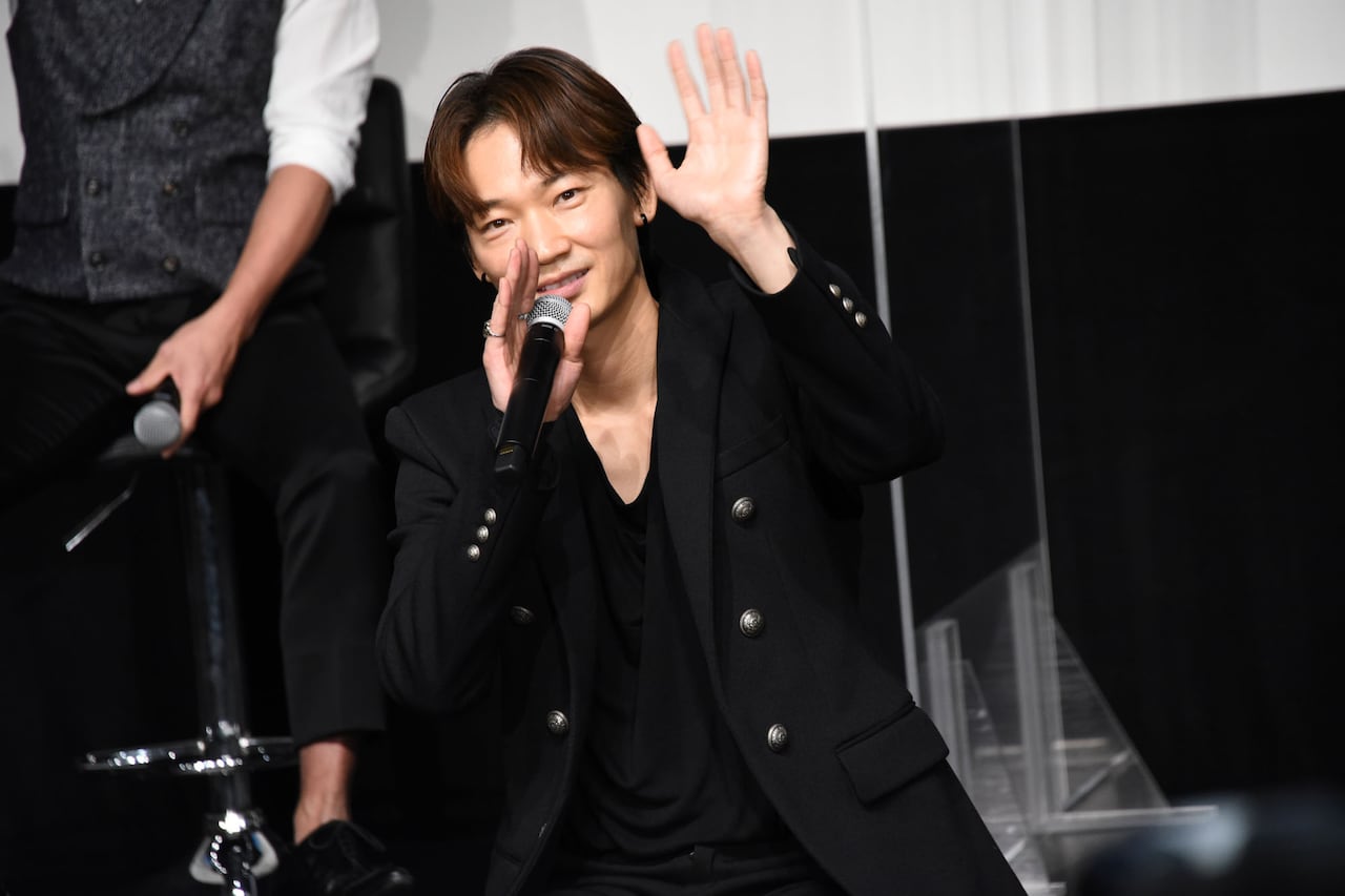 カメラに手を振る綾野剛。 [画像・動画ギャラリー 8/28] - 映画ナタリー